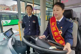 两位全国劳模相聚青岛公交“乐乐车厢”图片
