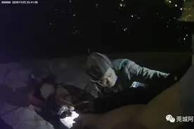 男子深夜落水挣扎！东莞滴滴司机与民警下水救人图片