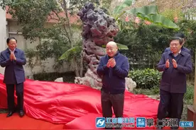 通师二附又添文化新景 南通籍著名画家范扬情系母校捐赠“心石”图片