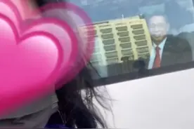 大型追星现场！澳门大学生与钟南山隔车窗合影图片