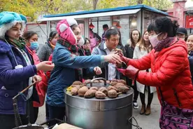 金发小妞卖地瓜 一对美国姐妹的中国梦图片