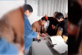 68秒｜有爱！老师改作业时女生帮忙梳理头发，男生“加料”抿平视频封面