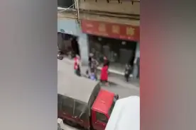 重庆一家长怀疑女儿被欺负当街掌掴6名学生，被行拘15日视频封面