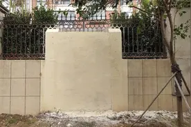 许昌“小区围墙被扒开建门”后续：整改拆除完毕图片