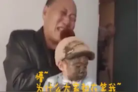 一脸懵！萌娃摔进未干的水泥坑，姥爷拎起来笑开花图片