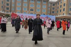 李红霞与她的中老年模特儿队：走出不老青春，书写自信与优雅图片