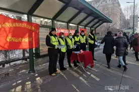 注意！冬季路滑，候公交车切勿“下道”迎车图片