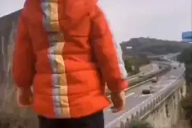 4岁男童天桥等爸爸开货车经过：想爸爸了就去天桥等图片