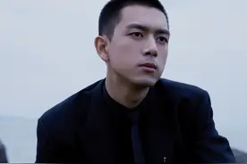 李现All Black造型硬朗绅士 海边写真充满意境美图片