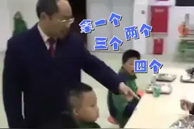 气场太强了！校长清晨在食堂监督学生一个一个吃鸡蛋图片