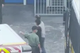 快讯！黎智英双手戴手铐抵荔枝角收押所，画面曝光图片