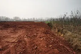 数千吨石块占压耕地丨新密曲梁镇称，若没手续清理走图片