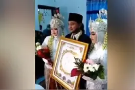 印尼男子娶第二任妻子，原配穿同款婚纱助兴视频封面