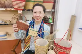 83岁“环保奶奶”用旧衣服制作布袋，3年送出3000多个图片