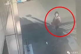 “扔”下就跑！这位小女孩，海军叔叔谢谢你图片