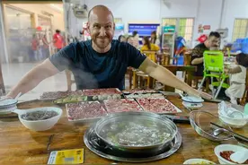 美国视频博主游中国：打算向10万粉丝介绍潮州牛肉丸工夫茶图片
