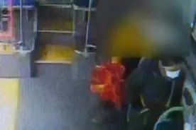 大连一小伙突发心梗 公交车秒变“救护车”图片
