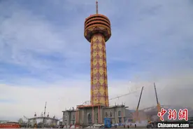 中国北方最高钢结构观光塔封顶图片
