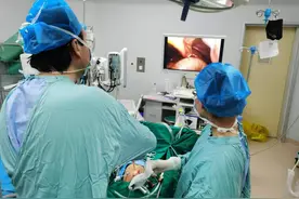 兰大二院小儿外科成功为一名出生仅9天的新生儿实施腹腔镜下胆总管囊肿根治术图片