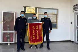 车祸无情，枣庄市中交警热忱为伤者解困图片