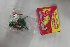 流动摊贩在校门口卖摔炮，“三无”产品安全隐患让人忧图片