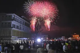 日本大阪举行盛大夜祭庆典 绚烂烟花扮靓冬季夜空图片
