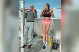 励志！澳大利亚73岁健身老人跟年轻人比拼引体向上图片