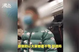 “你给我起来”！地铁上男孩指着奶奶狂吼，乘客都看不下去了图片