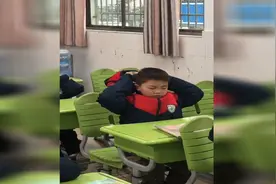 50秒丨小学生课间眼保健操频现迷惑行为 老师：每天都在教，觉得无奈又可爱视频封面