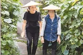 女摄影师用镜头记录扶贫路上的“她力量”图片