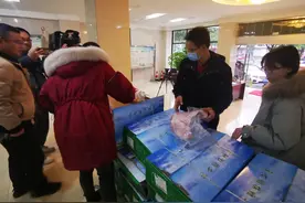 蒙古国捐赠的羊到四川资阳了，有援助湖北医疗队员准备拿来熬羊肉汤图片
