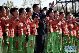 弘扬新时代雷锋精神 中国文联慰问演出走进莒南图片