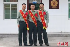 琼崖纵队传人“英勇善战连”：退伍老兵告别军营泪洒连旗图片