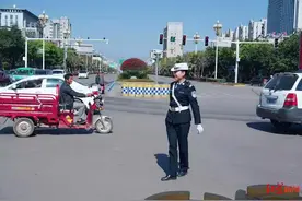 6岁小朋友过生日却送交警小姐姐礼物，背后藏着一段暖心故事……图片