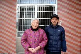 84岁老奶奶跳入河中救下3岁孩童！事后她却哭了……图片