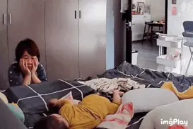 济南一宝妈上班想孩子，打开监控看到8个月宝宝连滚带爬翻到床边……图片