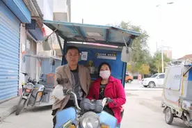 “我是她的腿，她是我的手”图片