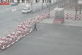 感人！退伍老兵路过老部队下车敬礼图片