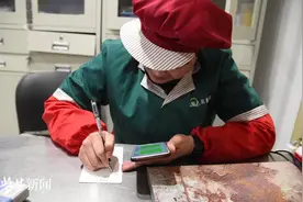 为每位老师“私人定制”生日贺卡，苏州这位校园食堂阿姨太暖心图片