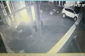 46秒｜烟台一男子醉酒后臆想有人要追杀他 点燃维修店汽车想同归于尽图片