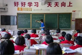 教师在课堂飙荤段子，不止是师德堕落，更涉嫌性骚扰图片