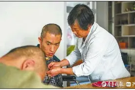 坚强母亲照顾俩脑瘫儿子30余年，她把自己变成儿子的双腿图片