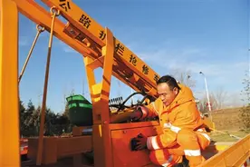 高速公路上的“发明家”解决扫雪难题图片