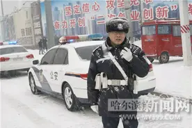 做一株坚守道路的“大榆树”图片