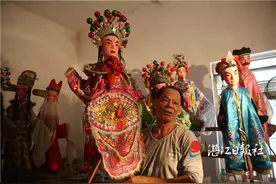 巧手雕木偶 匠心传技艺图片