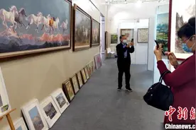 海峡两岸文博会首次配套举办“厦门框画展”图片