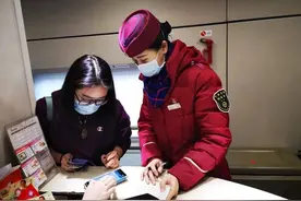 在高铁上让老兵“眼泪泡饭”的神秘人，找到了图片