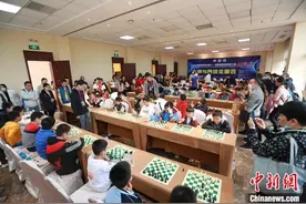 海南儋州国际象棋超霸战四名特级大师与百名棋迷“车轮战”图片