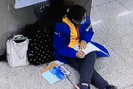 武汉地铁站内一女生坐在地上看书，站长做了这样一件事图片