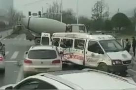 长沙一救护车与搅拌车相撞后又撞3车 已致1死4伤视频封面